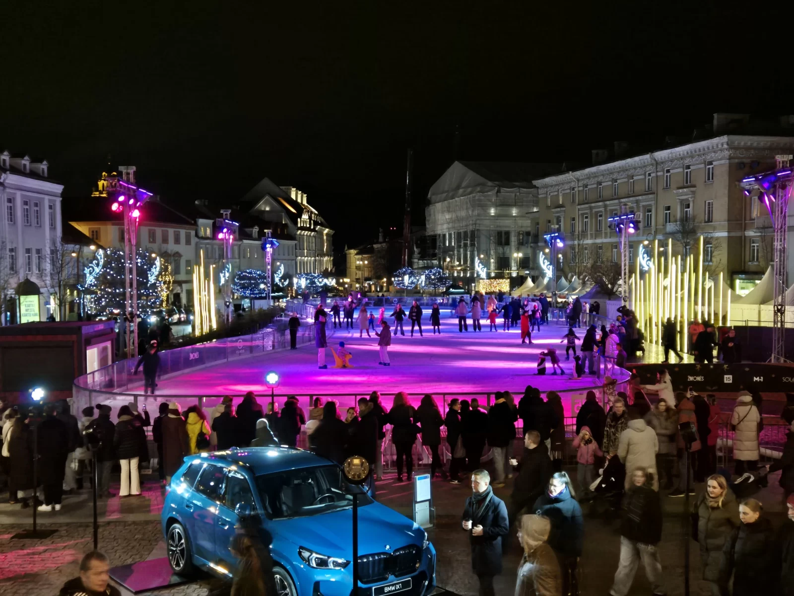 Vilniaus Rotušės ledo čiuožykla naktį